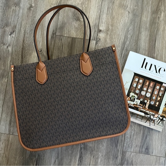 BNWT Michael Kors Monogram Coated Canvas Tote - Picture 3 of 4